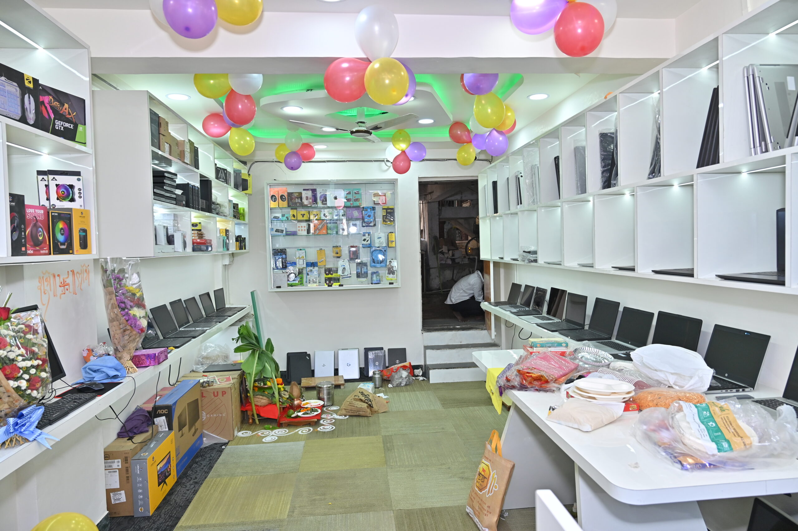 Laptop showroom in Pune with a wide range of new and refurbished laptops available at Lapilab, Chandan Nagar.